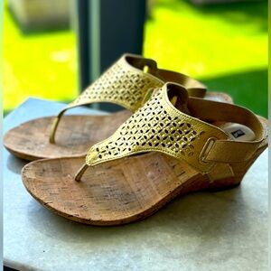 Gold, Cork heel White Mountain sandals excellent condition 😊